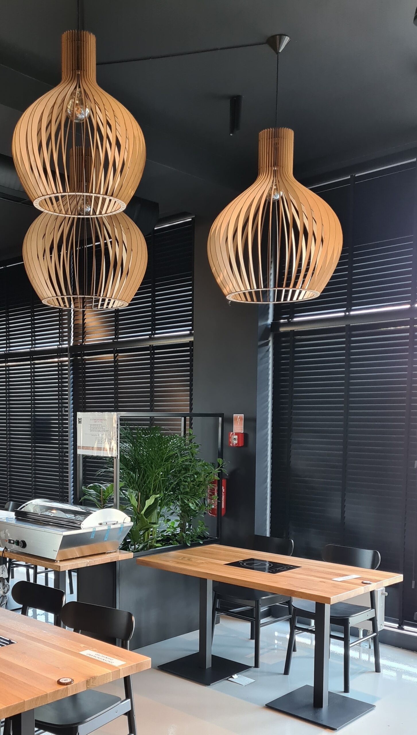 Żaluzje drewniane czarne w restauracji