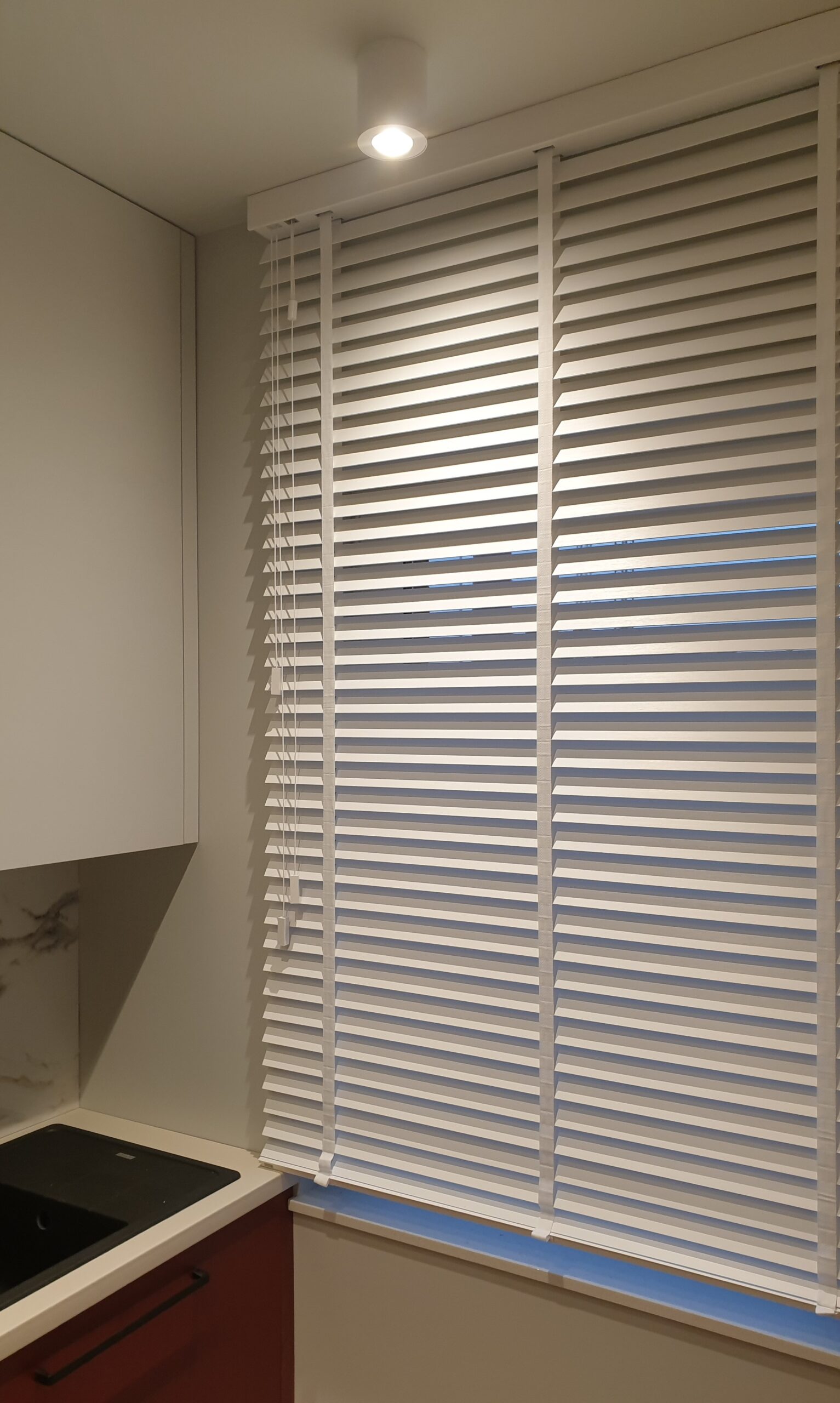 Żaluzja drewniana 50mm na wymiar w klasycznej kuchni