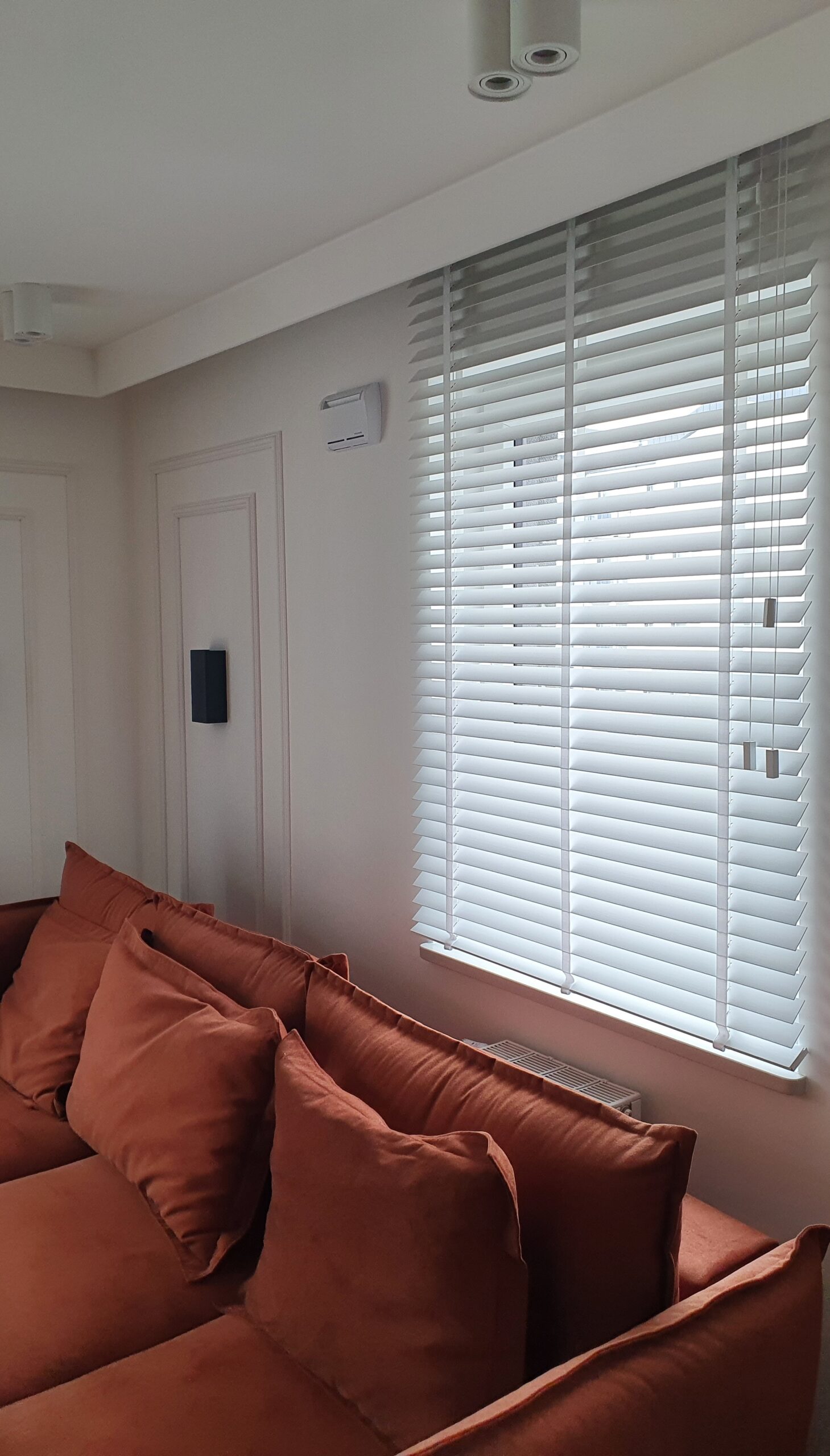 Żaluzja drewniana 50mm biała w stylowym salonie