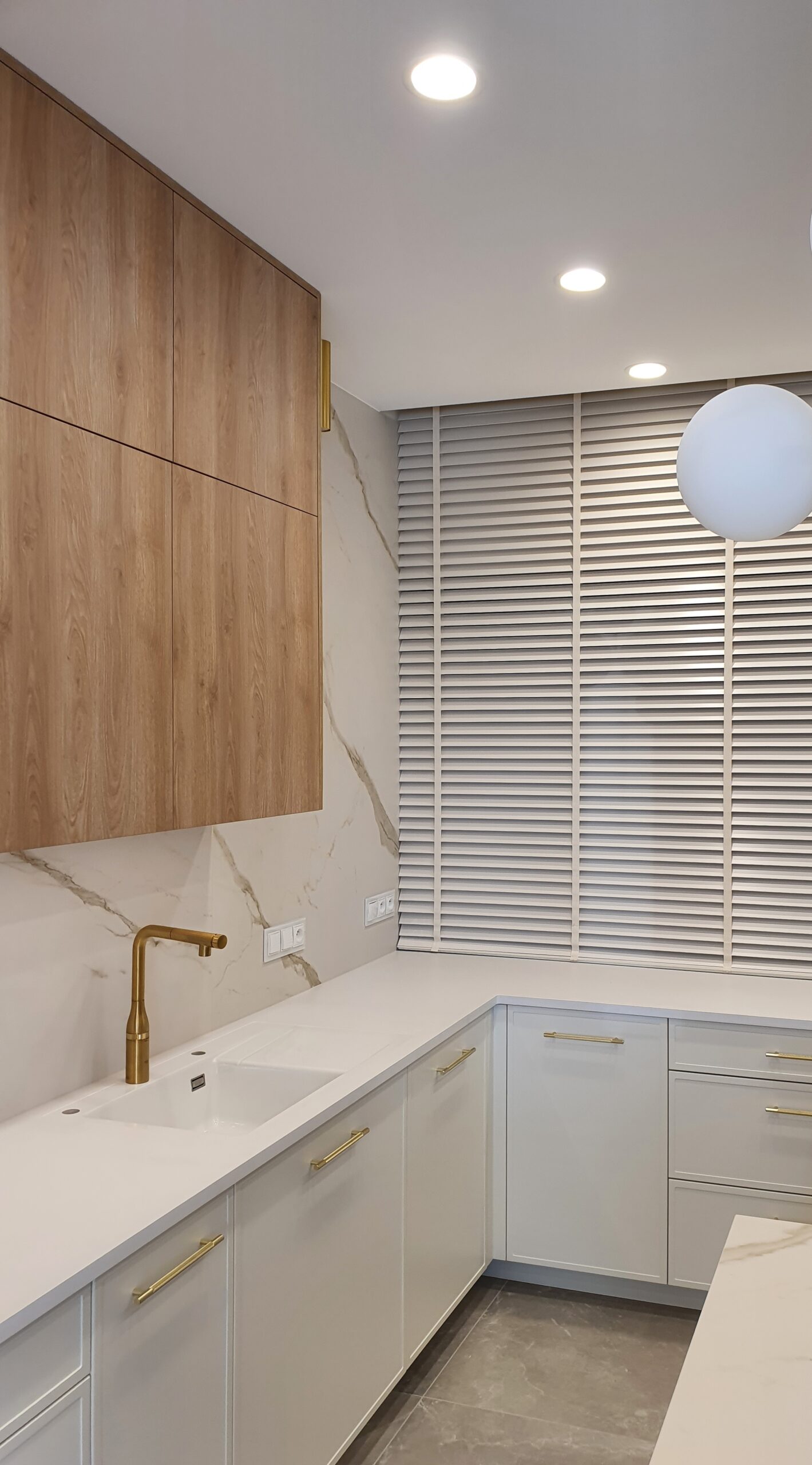 Żaluzja drewniana 50mm biała w kuchni