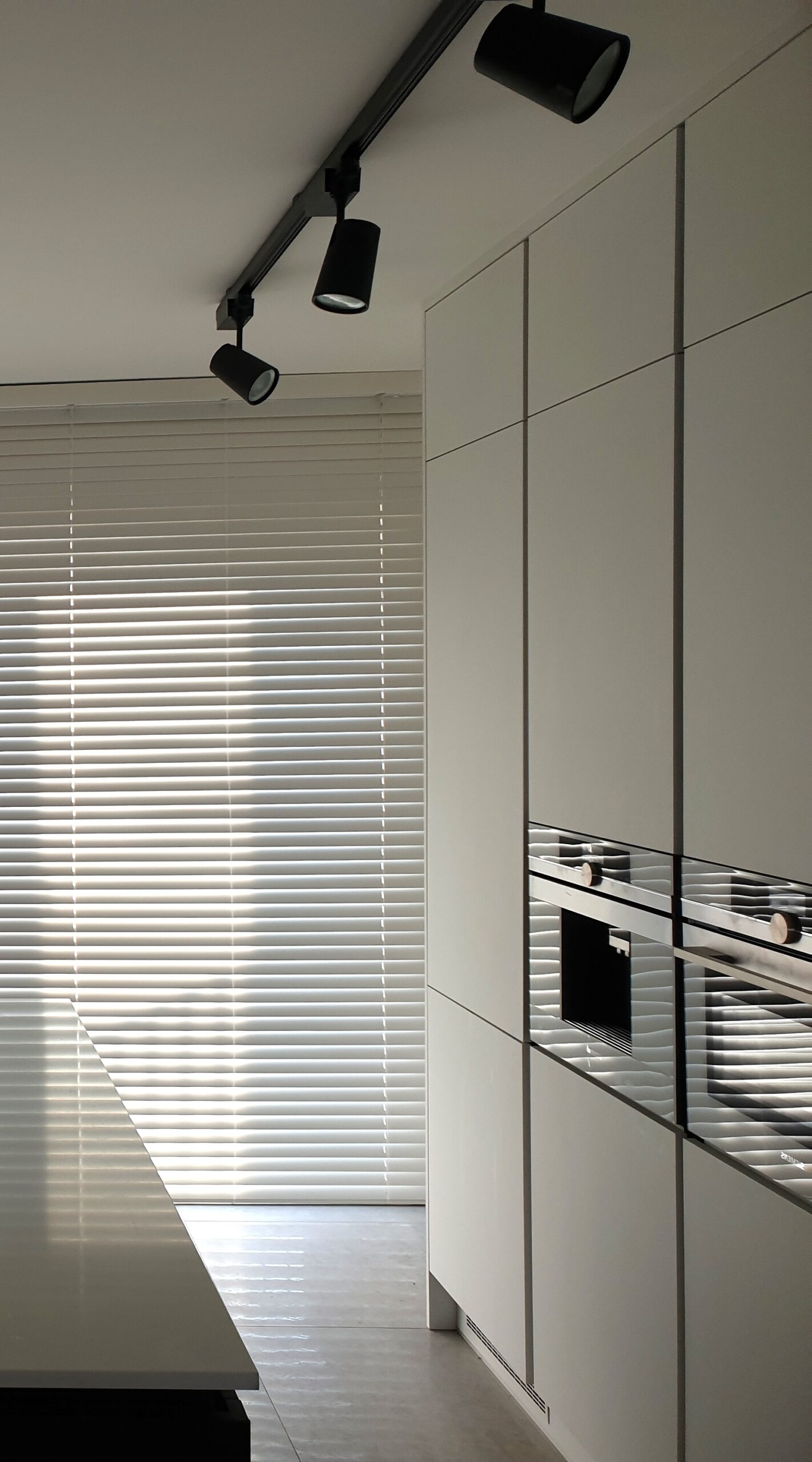 Żaluzja drewniana biała na wymiar w kuchni