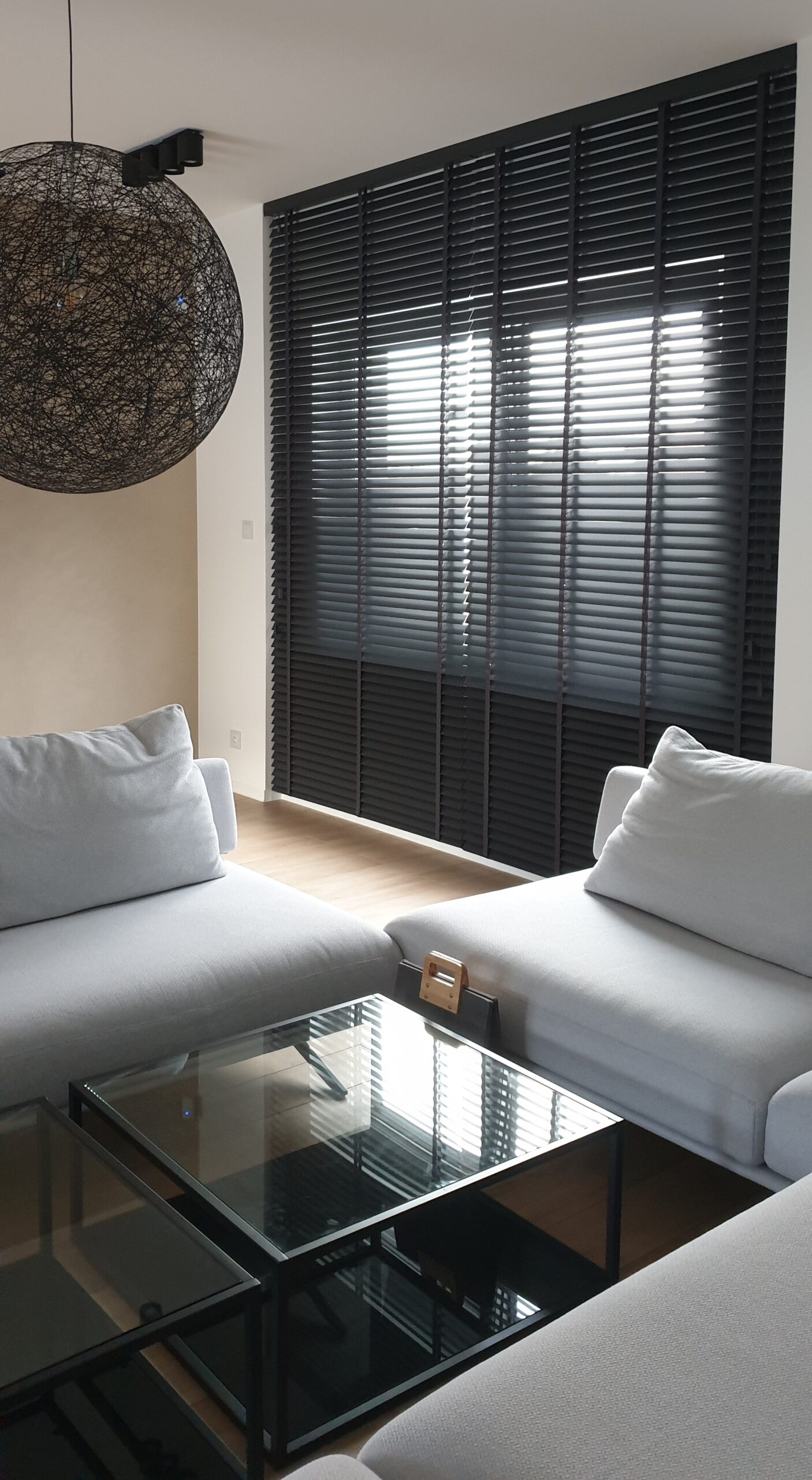 Żaluzje drewniane 50mm w czarnym kolorze z drabinką taśmową