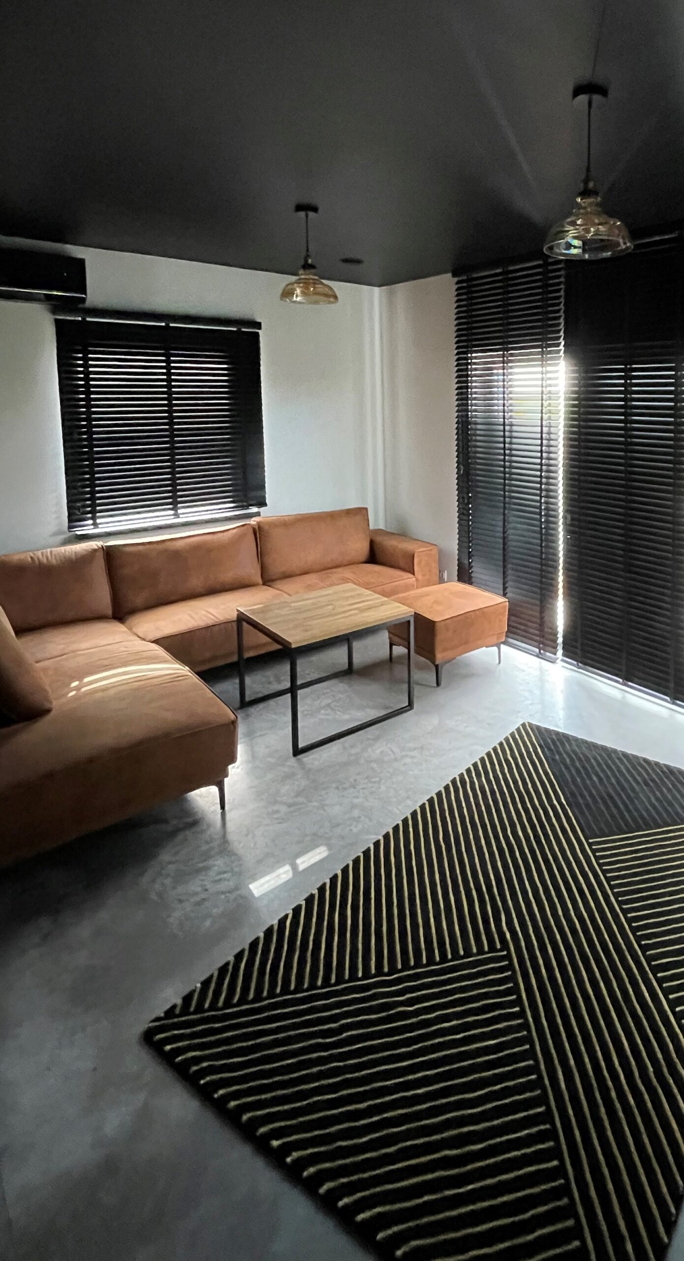 Żaluzje drewniane w industrialnym wnętrzu