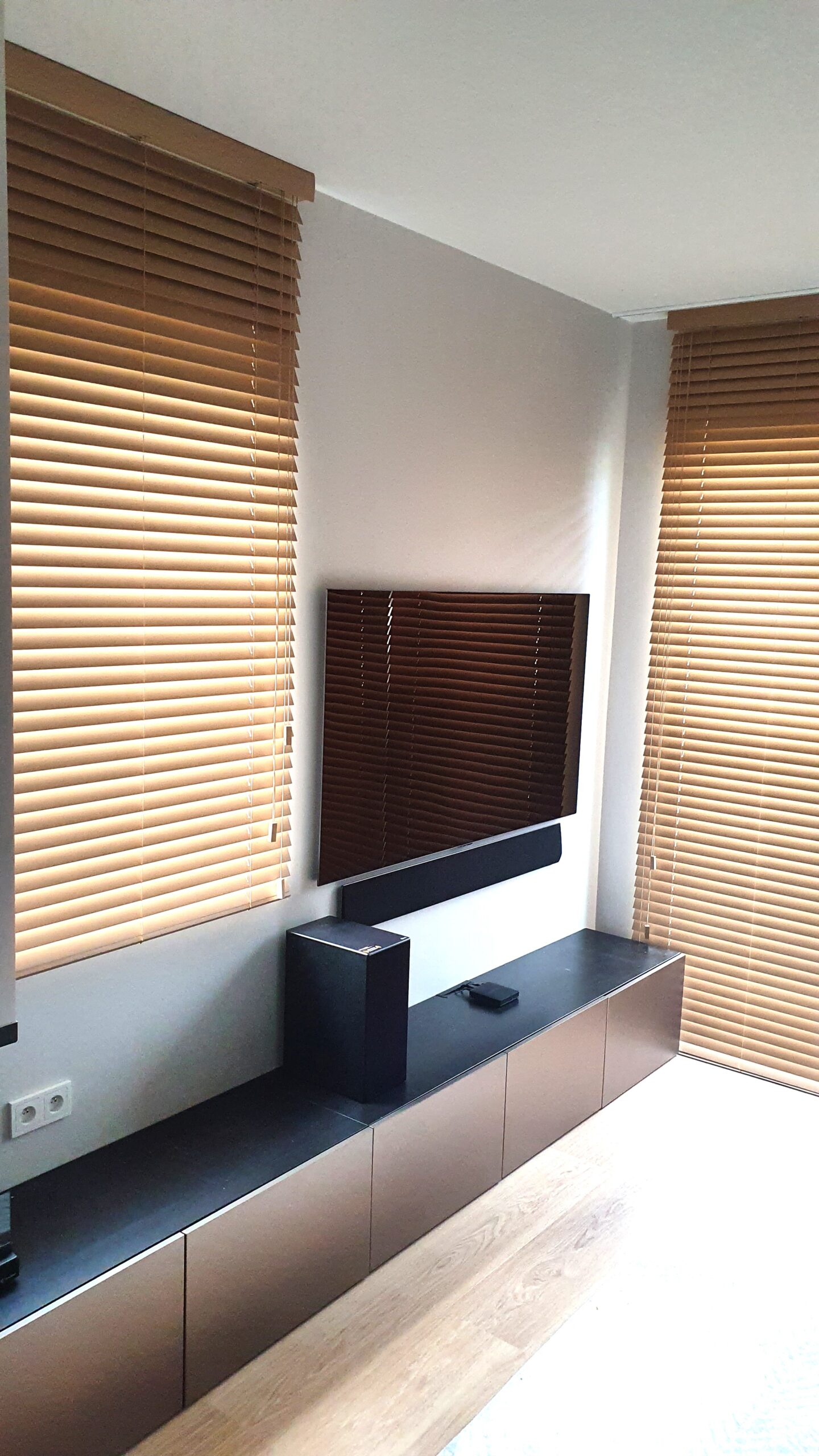 Żaluzje drewniane 50mm w naturalnym kolorze