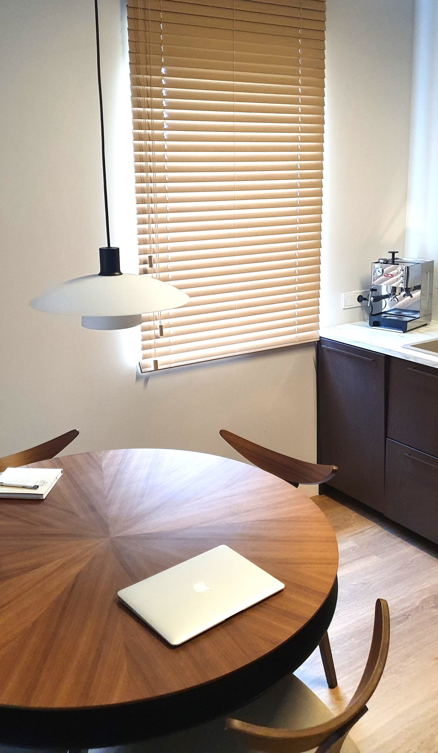Żaluzja drewniana 50mm w jadalni