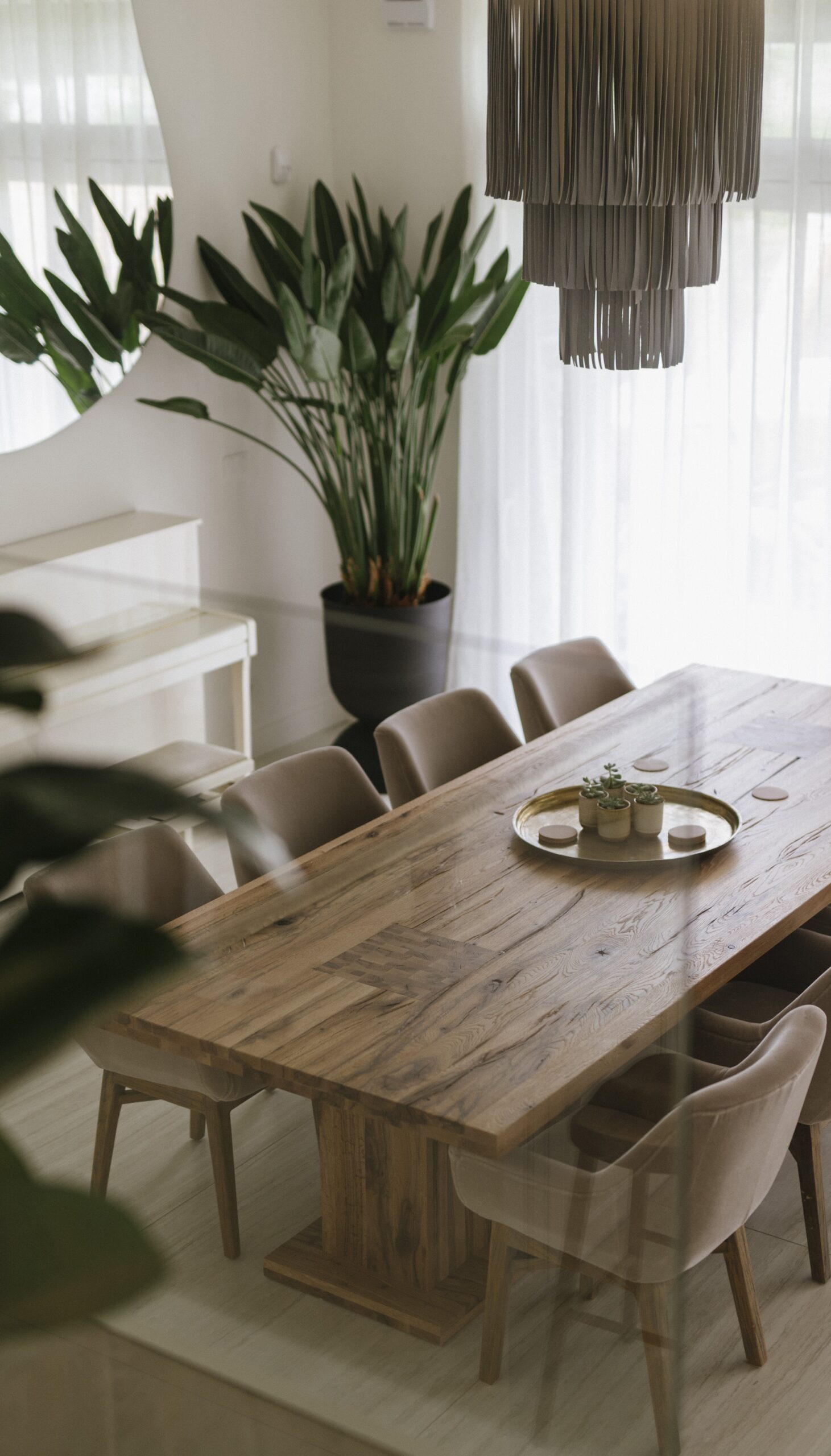 Zasłony na wymiar w stylowym salonie