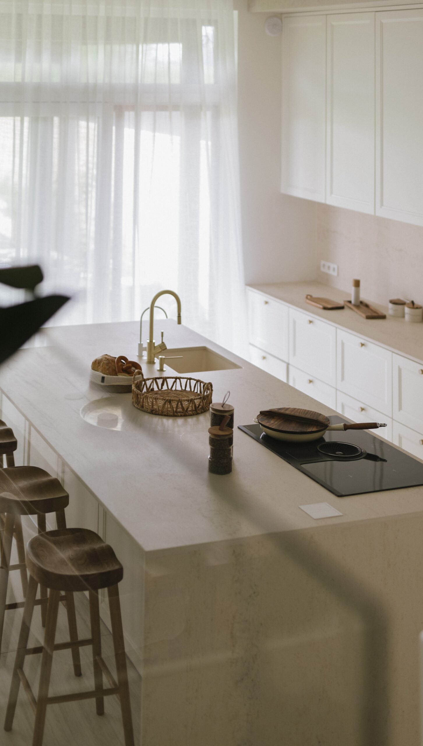 Zasłony na wymiar w stylowej kuchni