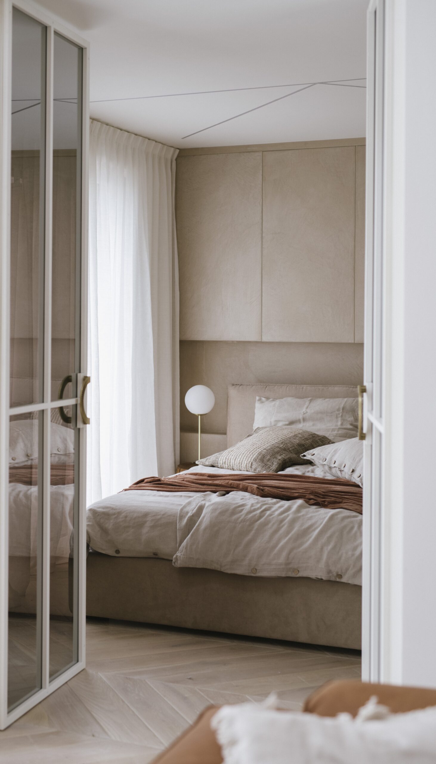 Zasłona na wymiar w stylowej sypialni