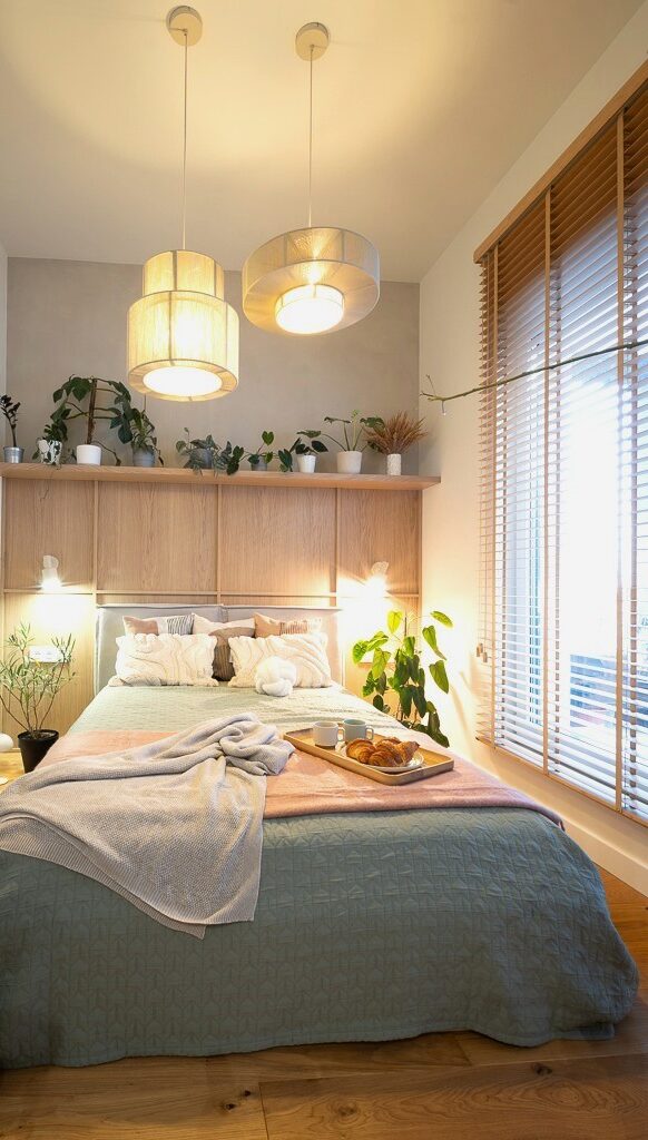 zaluzje drewniane 50mm naturalne w sypialni