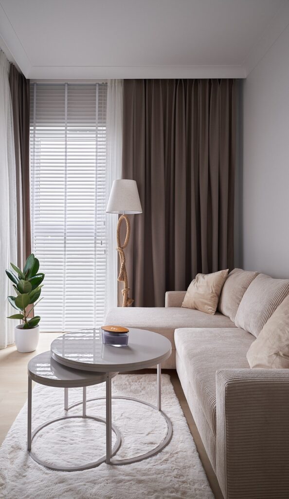 zaluzje drewniane biale z zaslonami w pokoju goscinnym