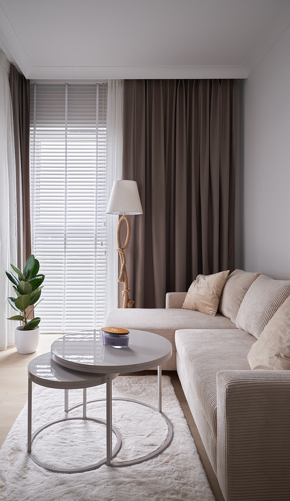 zaluzje drewniane biale z zaslonami w pokoju goscinnym