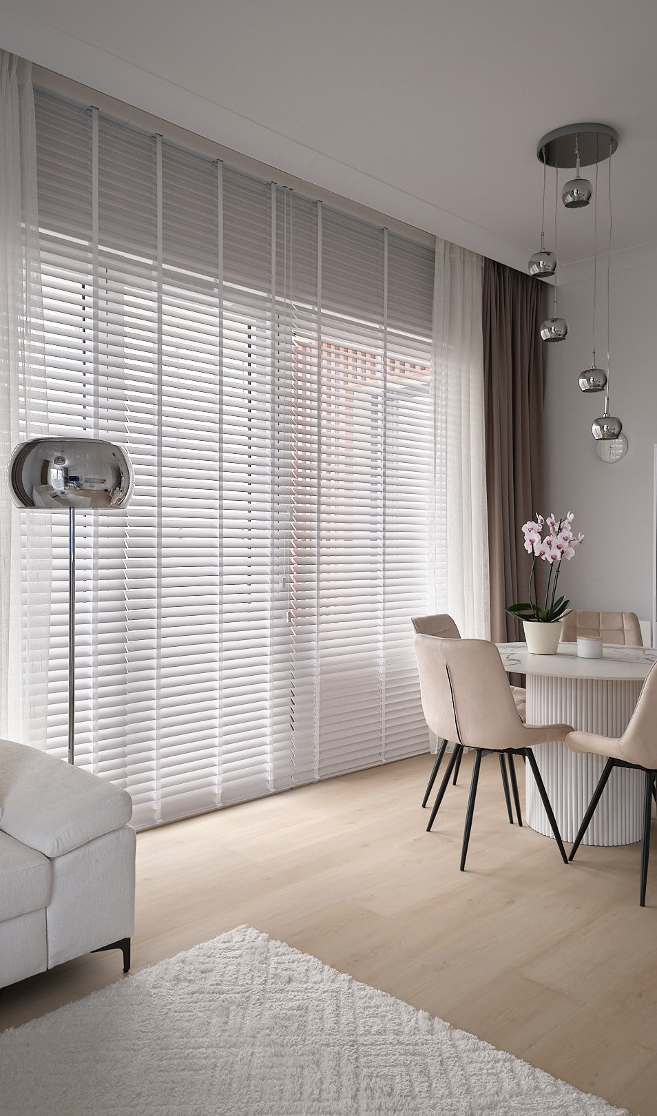 zaluzje drewniane biale z zaslonami w salonie z jadalnia