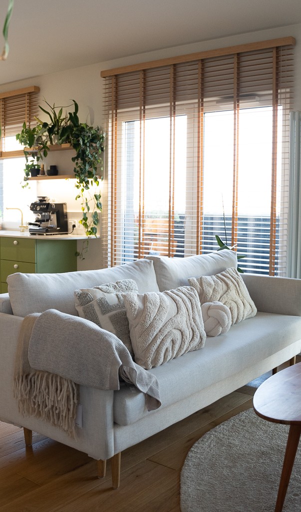 zaluzje drewniane naturalne w salonie