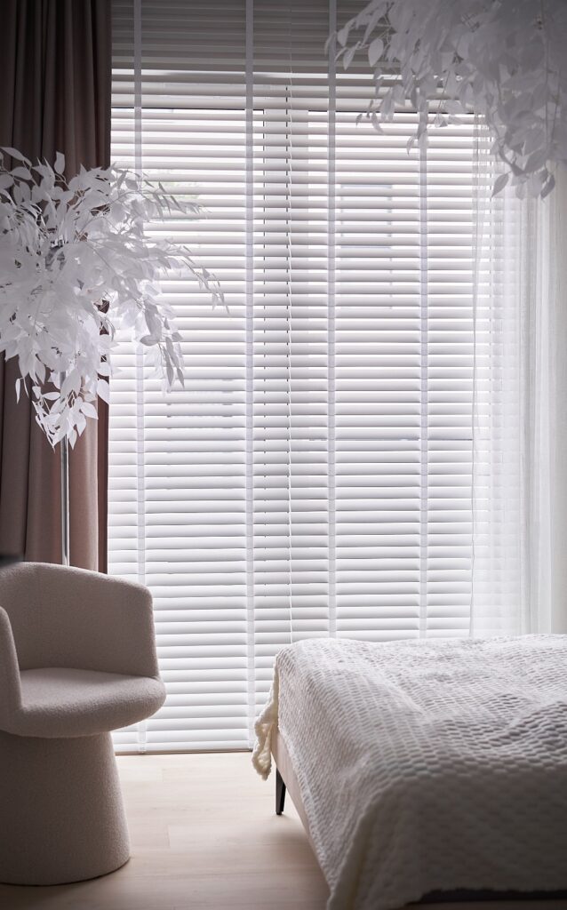 zaluzje drewniane z zaslonami w sypialni
