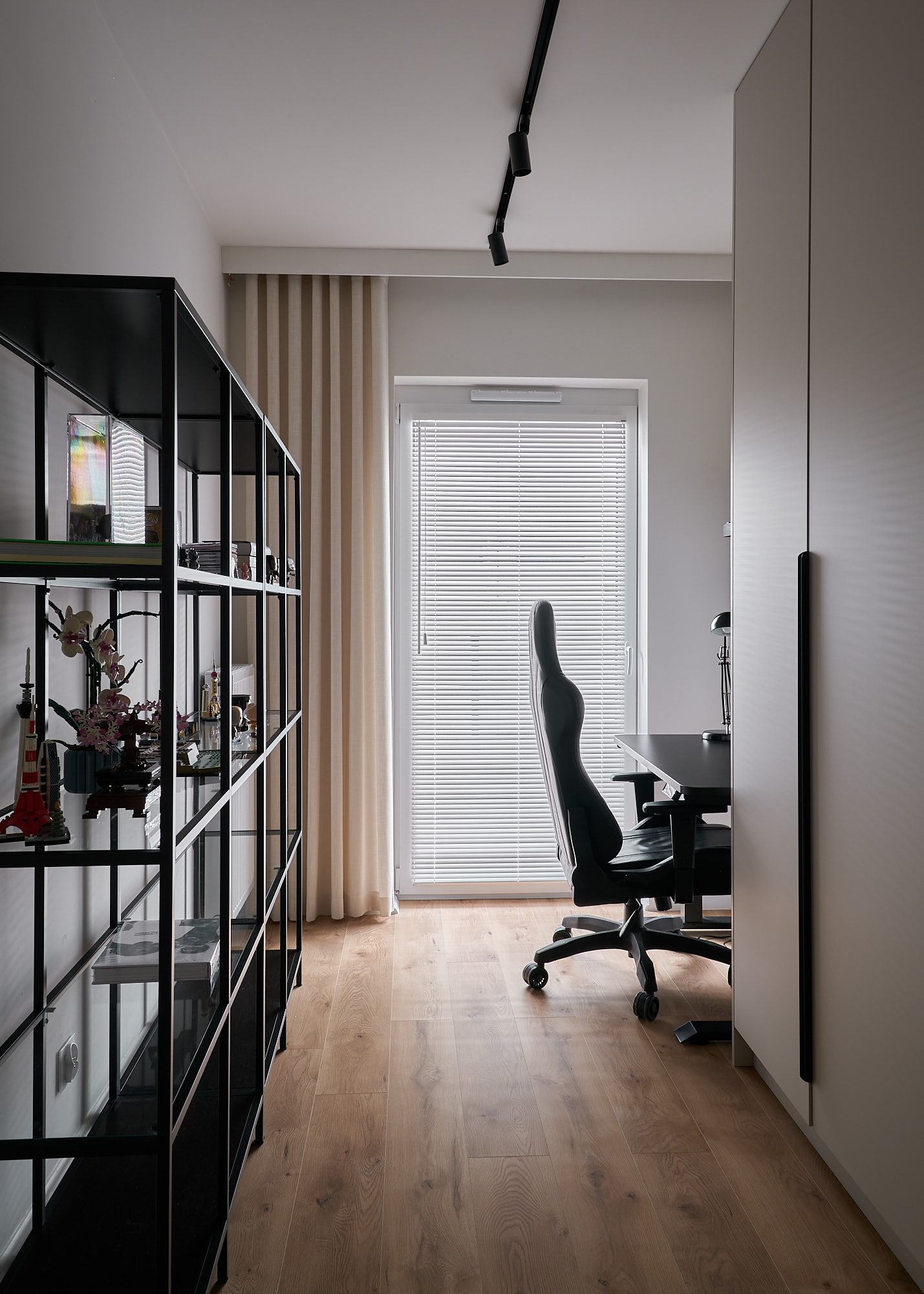 Żaluzje drewniane 25mm w gabinecie