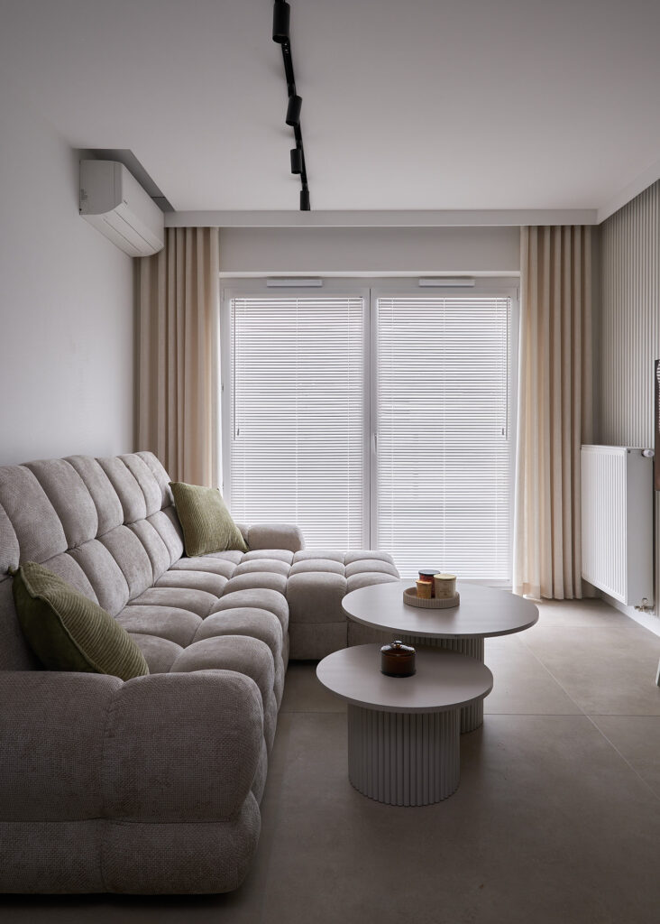 Żaluzje drewniane 25mm w salonie