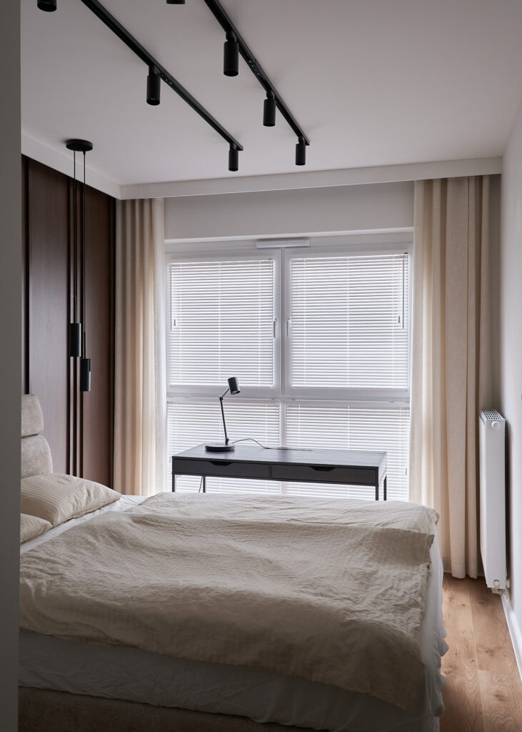 Żaluzje drewniane 25mm w sypialni