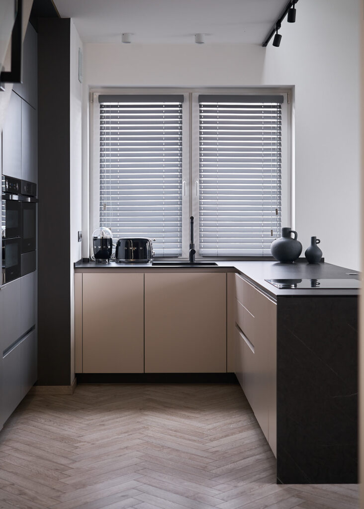 Żaluzje drewniane w kuchni