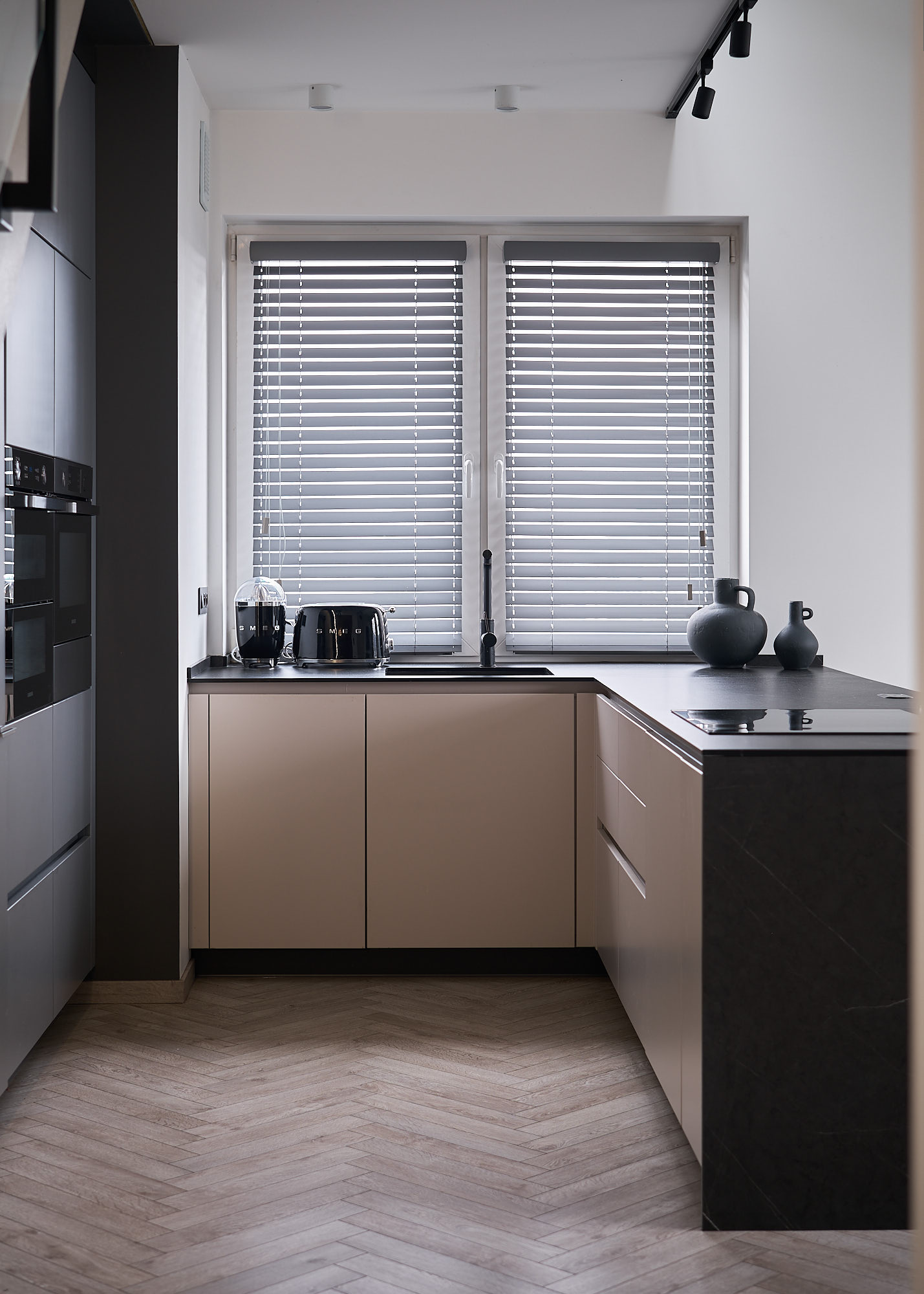 Żaluzje drewniane w kuchni