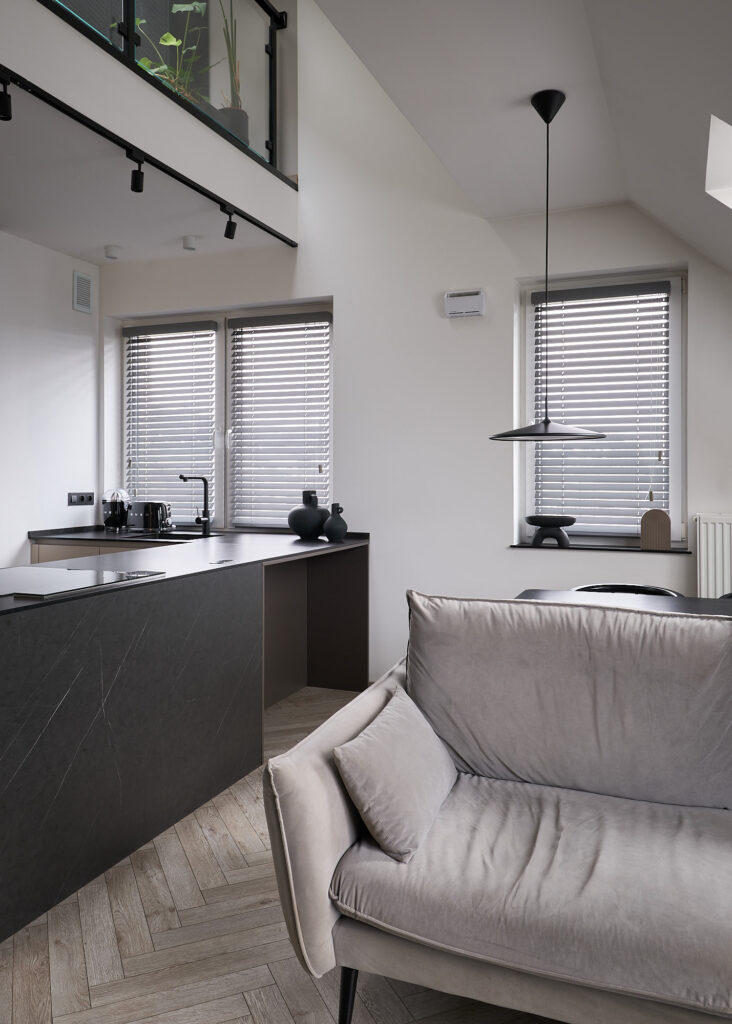 zaluzje drewniane w salonie z kuchnia